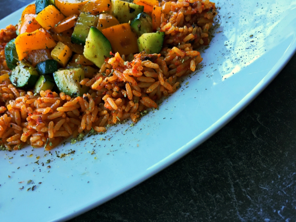 Tomatenreis mit Zucchini-Paprika-Gemüse - veganer mediterraner Flair